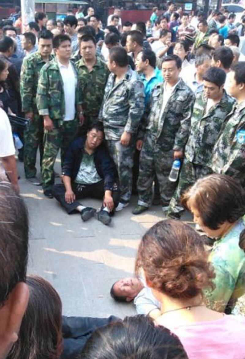 2012年9月19日，河南鄭州市沙門村，三百名村民不滿村委強拆與保安發生推撞，有村民受傷倒地，吸引大批市民圍觀。(沙門村商戶“大紅果”提供)