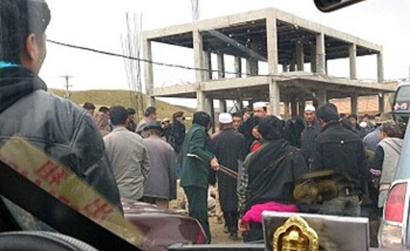 10月5日(上週五),甘肅郎木寺鎮大批藏民持鐵鏟到回族人修建的清真寺工地打砸阻工。(回民楊女士提供)