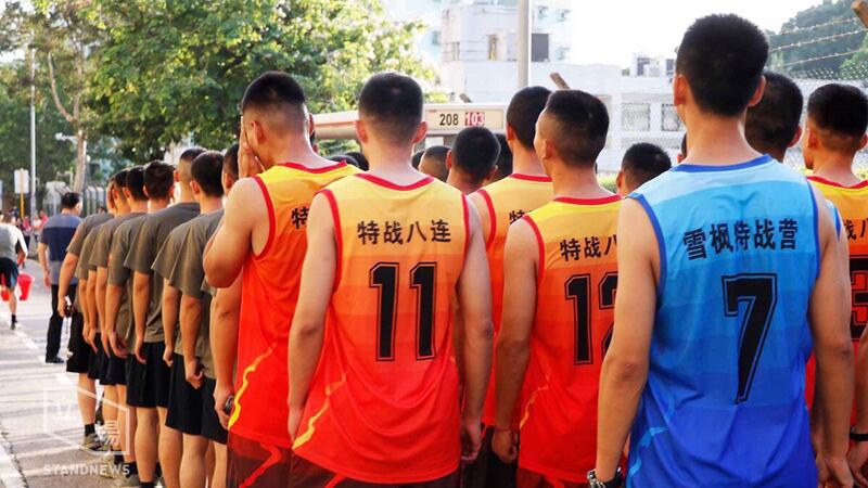 2019年11月16日下午，驻港解放军擅离九龙塘军营到街头“清理街道”。尤其是驻港军人身穿印上“特战八连”及“雪枫特战营”的球衣。（推特图片/Catherine_C@Haru00939835 ）