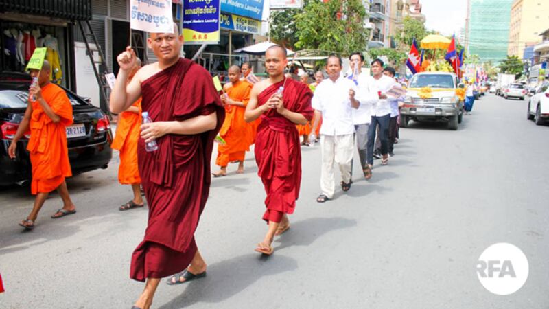 ព្រះសង្ឃ និងពុទ្ធបរិស័ទ​ដង្ហែ​រំលឹក​ថ្ងៃ​វិសាខបូជា នា​រាជធានី​ភ្នំពេញ កាល​ពី​ថ្ងៃ​ទី១៨ ខែ​ឧសភា ឆ្នាំ​២០១៩។