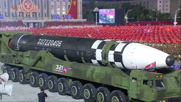 북한이 지난 2020년 10월 10일 노동당 창건 75주년 기념 열병식에서 미 본토를 겨냥할 수 있는 신형 대륙간탄도미사일(ICBM)을 공개했다. 조선중앙TV가 보도한 화면을 보면 신형 ICBM은 화성-15형보다 미사일 길이가 길어지고 직경도 굵어진 모습이다. 바퀴 22개가 달린 이동식발사대(TEL)가 신형 ICBM을 싣고 등장했다.