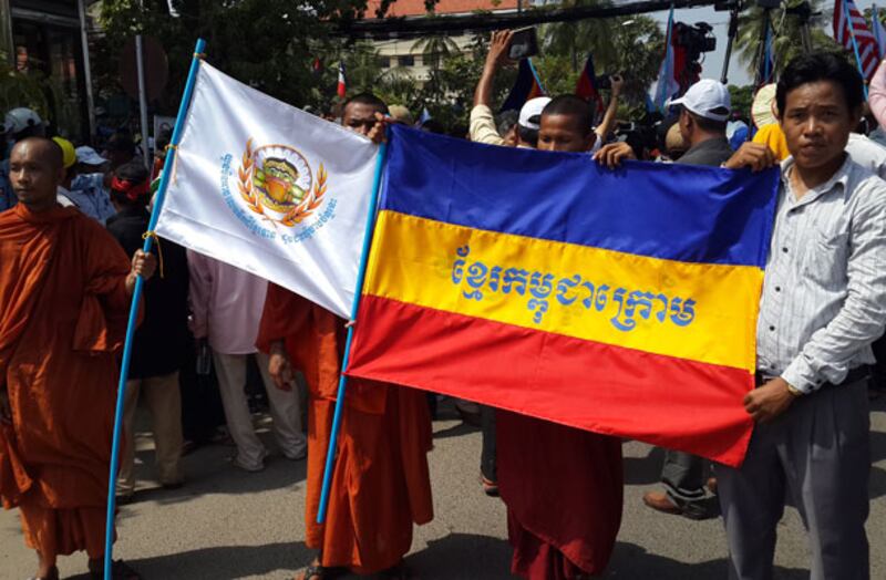 ព្រះសង្ឃ និង​ខ្មែរ​កម្ពុជា​ក្រោម ចូល​រួម​បាតុកម្ម​របស់​គណបក្ស​សង្គ្រោះ​ជាតិ នា​ទីលាន​ប្រជាធិបតេយ្យ កាល​ពី​ថ្ងៃ​ទី​២៤ ខែ​តុលា ឆ្នាំ​២០១៣។