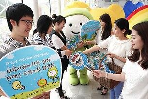 5일 서울의 한 백화점에서 환경의 날을 맞아 에너지를 절약하자는 의미에서 손님들에게 부채를 증정하고 있다. 