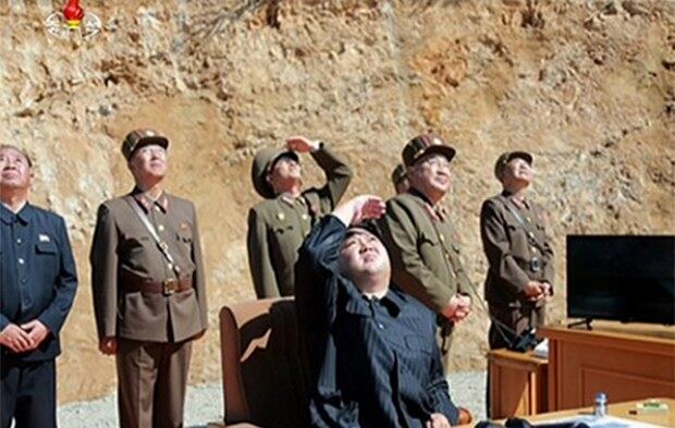 북한 조선중앙TV는 4일 대륙간 탄도미사일(ICBM) '화성-14' 시험발사에 성공했다며 ICBM 발사 모습을 공개했다. 시험발사를 지켜보는 김정은.