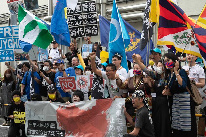 下午1時,不同反中共的組織結集在離中國大使館約50米的街道。(張仕仁攝)