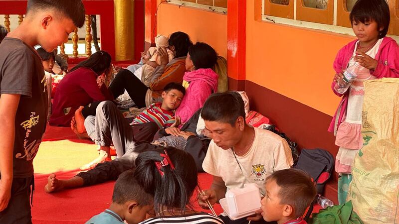 ရှမ်းပြည်နယ်မြောက်ပိုင်း၊ လားရှိုးမြို့ မန်ဆူရှမ်းကျောင်းကို ရောက်ရှိနေသည့် စစ်ဘေးဒုက္ခသည်များအား ၂၀၂၃ ခုနှစ်၊ အောက်တိုဘာလ ၂၈ ရက်နေ့က တွေ့ရစဉ်။ (Photo: RFA)