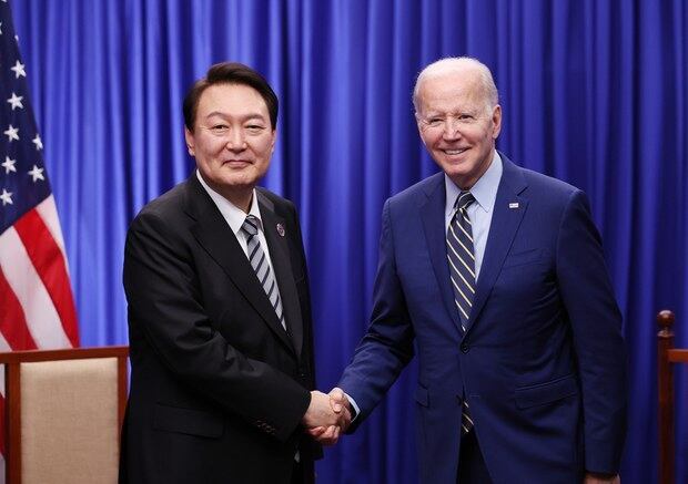 사진은 지난해 11월 캄보디아 프놈펜에서 열린 한미 정상회담에서 악수하는 윤석열 한국 대통령과 조 바이든 미국 대통령.