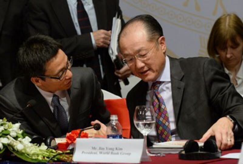 Chủ tịch Tập đoàn Ngân hàng Thế giới Jim Yong Kim (phải) và Phó Thủ tướng Vũ Đức Đam tại Hà Nội ngày 23 tháng 2 năm 2016.