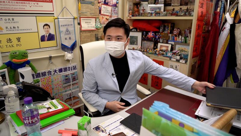 早上十時，他便回到議員辦事處，不斷和求助的街坊聯絡，電話此起彼落。（鄧穎韜攝）