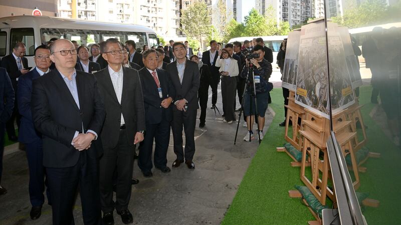 中聯辦主任鄭雁雄（前排左一）指，開發「北都」可以解決港人住屋、醫療及就業問題，香港可望成為「幸福之城」、「希望之城」。（香港政府新聞處）
