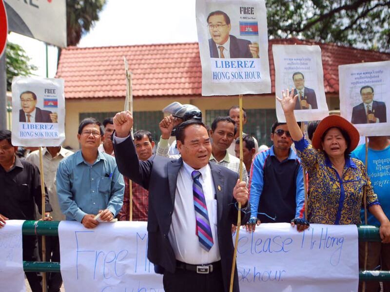 តំណាងរាស្ត្រ លោក ហូរ វ៉ាន់ រួម​នឹង​សមាជិក​គណបក្ស​សង្គ្រោះជាតិ នាំគ្នា​លើក​បដា សុំ​ឲ្យ​តុលាការ​ដោះលែង ហុង សុខហួរ នា​ខាង​ក្រៅ​របង​សាលាដំបូង​រាជធានី​ភ្នំពេញ នៅ​ថ្ងៃ​ទី​២៦ ខែ​តុលា ឆ្នាំ​២០១៦។ RFA/Cheu Sideth