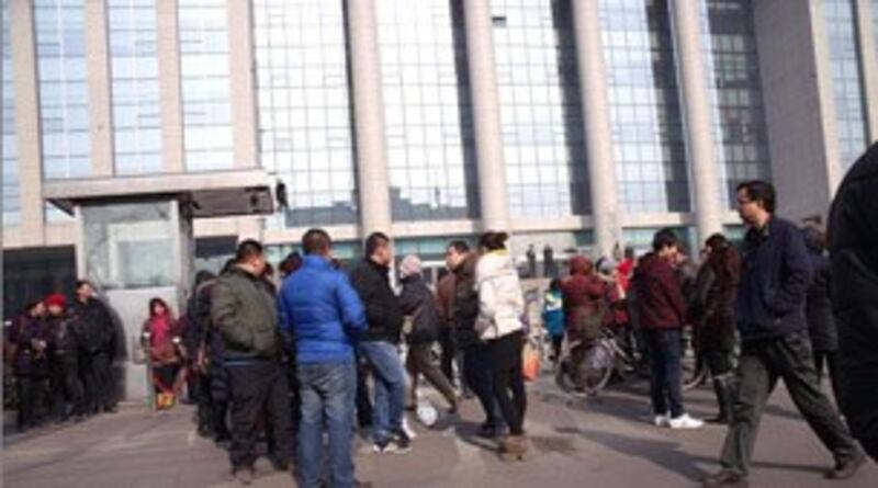 图片：太原访民在两会会场外请愿。（李茂林提供/记者乔龙）