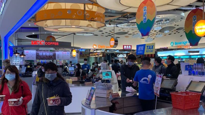 全台最大的清水休息站晚间游客还是不少,美食街以“隔板”隔开游客用餐距离。(记者 黄春梅摄)