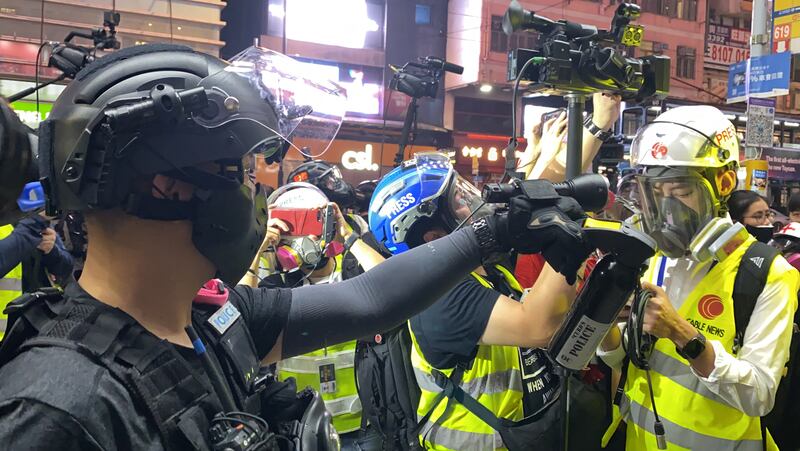 記者在過去「反送中」運動採訪期間,經常遭受警方無理對待。(李智智 攝)