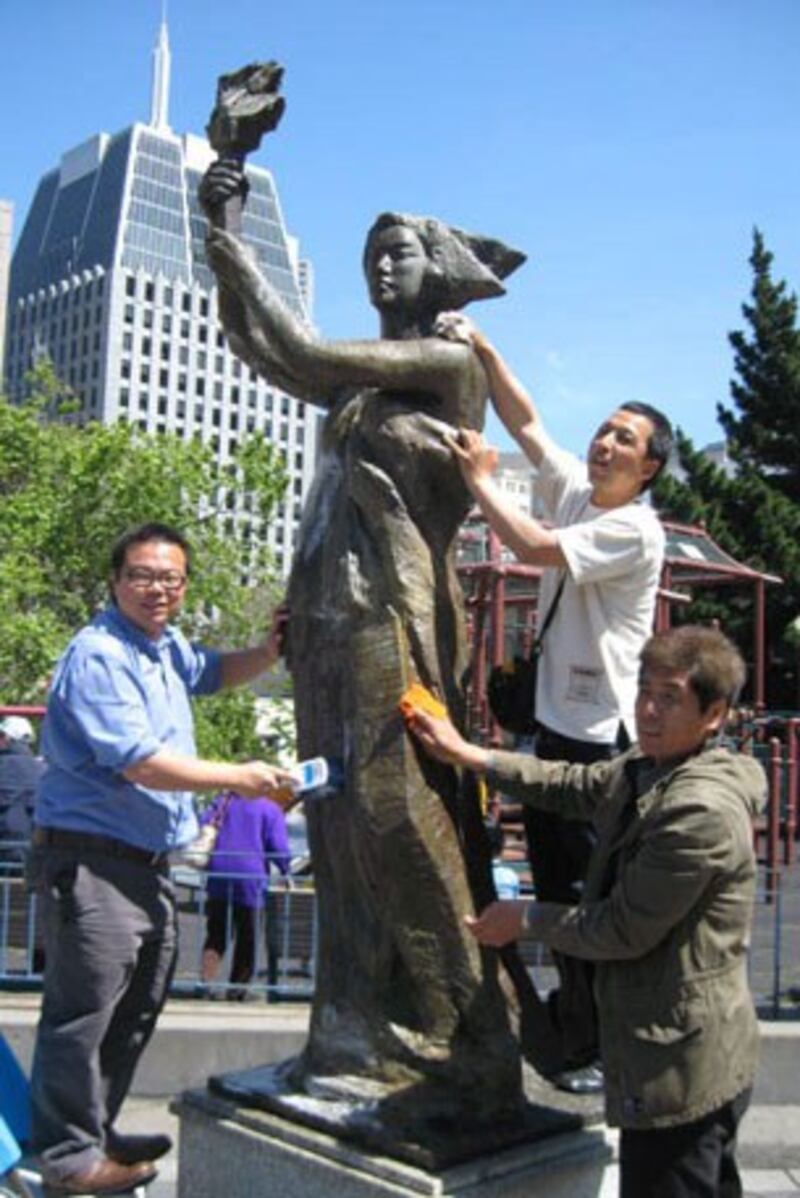 图片：清洗中国民主女神像迎接六四23周年（CK摄）