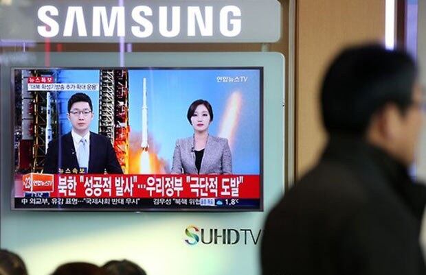 북한 국가우주개발국이 "광명성 4호를 궤도에 진입시키는데 완전성공하였다"고 발표한 7일 오후 용산구 서울역에서 시민들이 관련 내용을 TV로 시청하고 있다. 