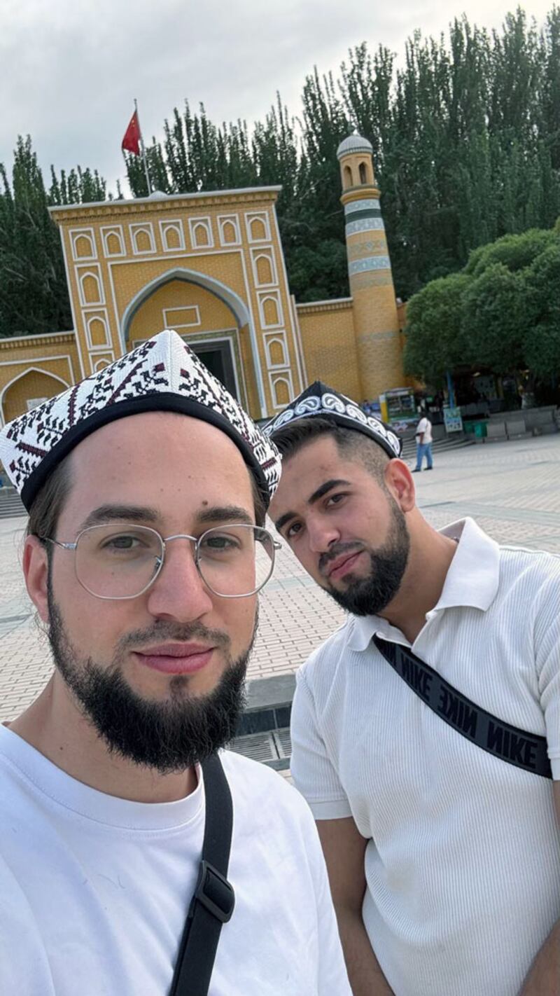 گېرمانىيەدىكى داڭلىق ئاپتوموبىل شىركىتىدە بوغالتىرلىق بىلەن شۇغۇللىنىدىغان سېنان چوبان بىلەن گېرمانىيەنىڭ مانخىيمىر (Mannheimer) ئاكادېمىيەسىدە ئوپېراتسىيە ياردەمچىسى كەسپى بويىچە ئوقۇۋاتقان ئەنەس كاپلى. 2024-يىلى، قەشقەر