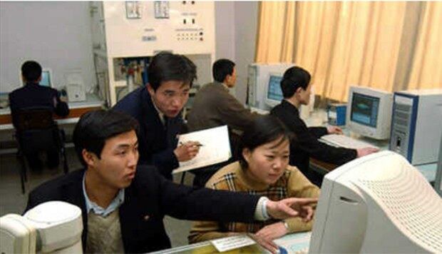 평양시 중구역에 있는 김책공업종합대학의 자동조종공학연구실에서 청년과학자들이 연구를 하고 있다.