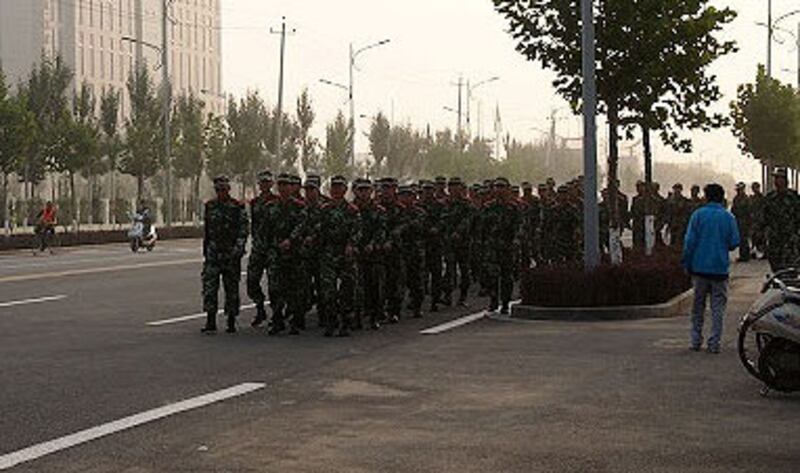 大批防暴警周二在街道上巡邏。(員工小趙提供)