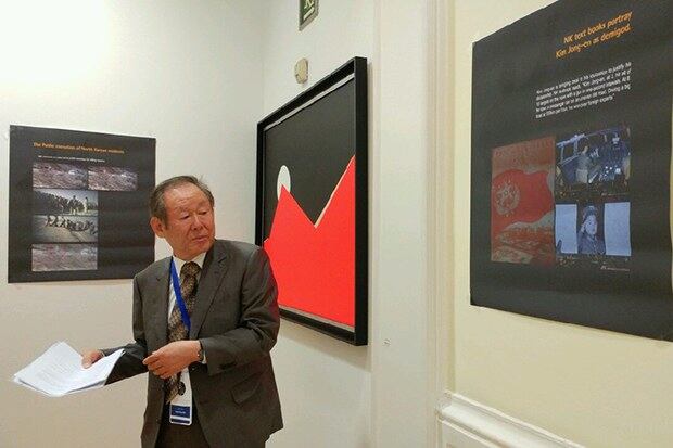 스페인 오렌세이에서 열린 제82차 국제펜클럽 총회장 입구에 전시된 북한 인권 사진을 설명하고 있는 이길원 고문. 