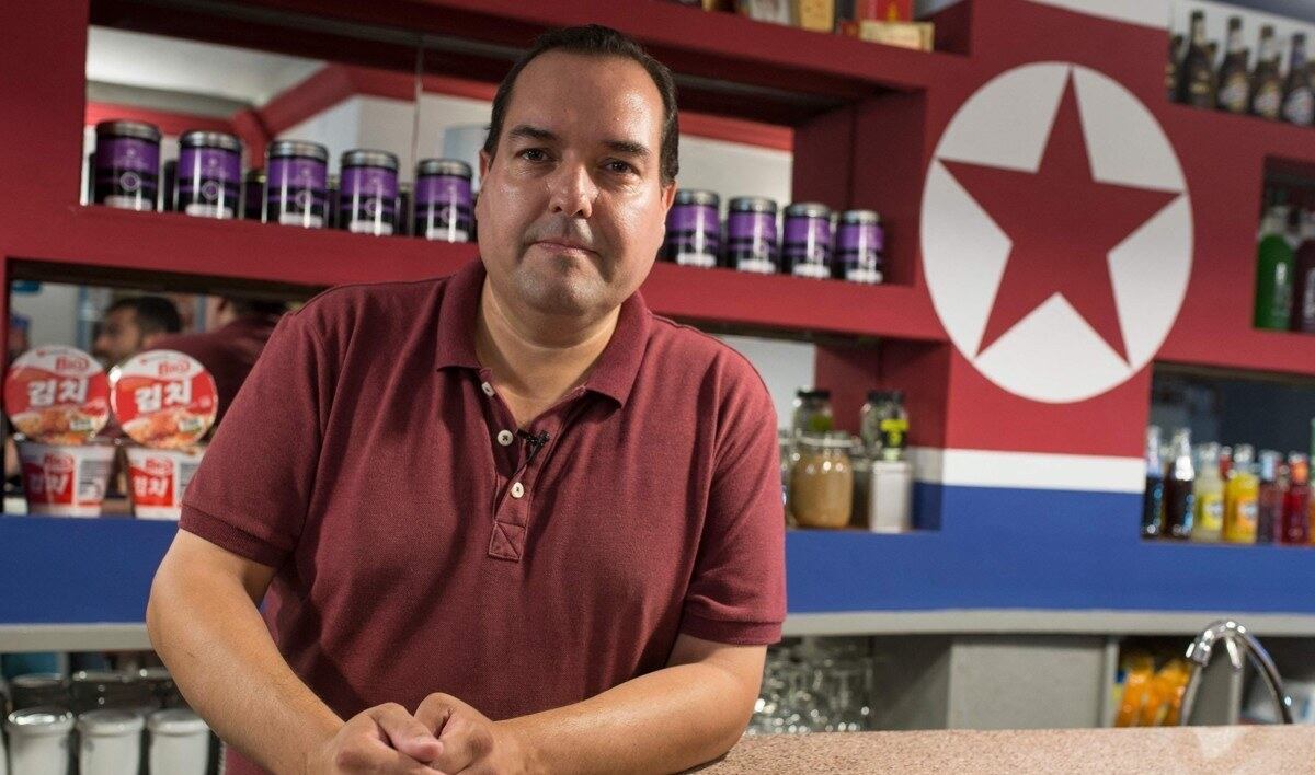 자신이 차린 북한 테마 바에서 포즈를 취한 스페인 친북인사 카오 데 베노스.