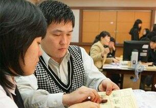 대전 대덕구 직원이 신탄진고에서 한 학생의 주민등록증을 발급해 주기 위해 지문을 채취하고 있다.