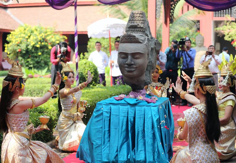 ក្រុម​អ្នក​រាំ​របាំ​ជូន​ពរ រាំ​បាច​ផ្កា​លើ​ព្រះ​សិរ្ស (ក្បាល) របស់​ព្រះព្រហ្ម ក្នុង​ពេល​ដែល​​ក្រសួង​ការបរទេស​កម្ពុជា យក​មក​ប្រគល់​ជូន​សារមន្ទីរ​ជាតិ ដើម្បី​ថែរក្សា កាល​ពី​ថ្ងៃ​ទី​៣០ ខែ​មីនា ឆ្នាំ​២០១៦។