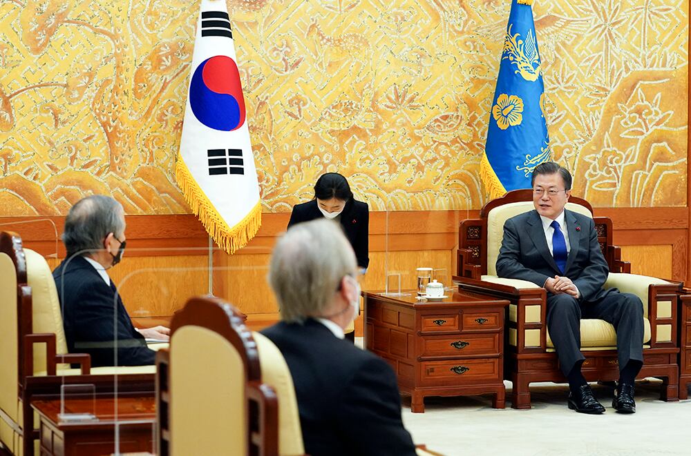 문재인 대통령이 19일 오후 청와대 접견실에서 해리 해리스 주한미국대사를 접견하고 있다.