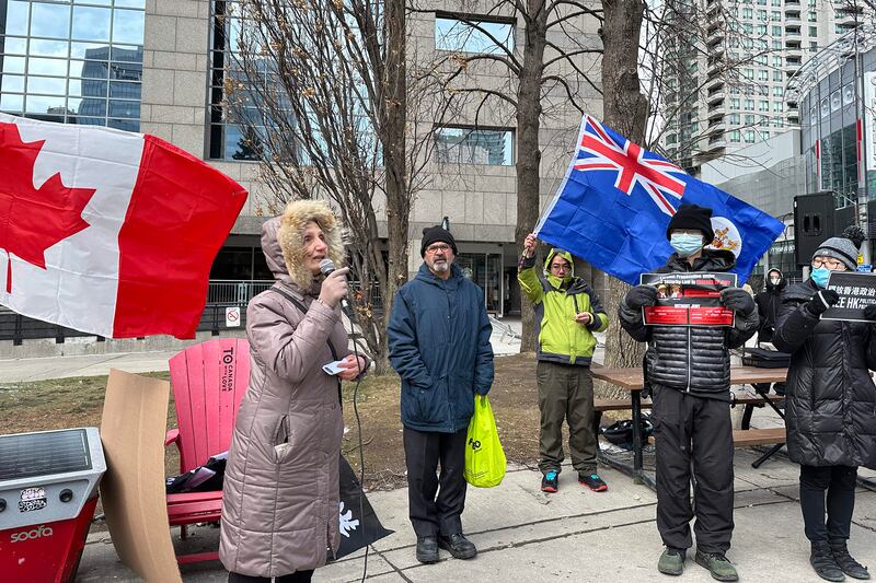 集會場地附近亦有伊朗裔移民舉行反極權政府示威,有伊朗人為香港抗爭者發言,支持共同抵抗極權。(胡彗藍 攝)