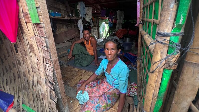 စစ်တွေမြို့ပေါ်က ဝိဘဇ္ဇဝါဒီ စစ်ဘေးဒုက္ခသည်စခန်းမှာ ခိုလှုံနေတဲ့ မိသားစုကို ၂၀၂၃ ခုနှစ် ဇွန်လ ၉ ရက်နေ့က တွေ့ရစဉ်။ (Photo : RFA)