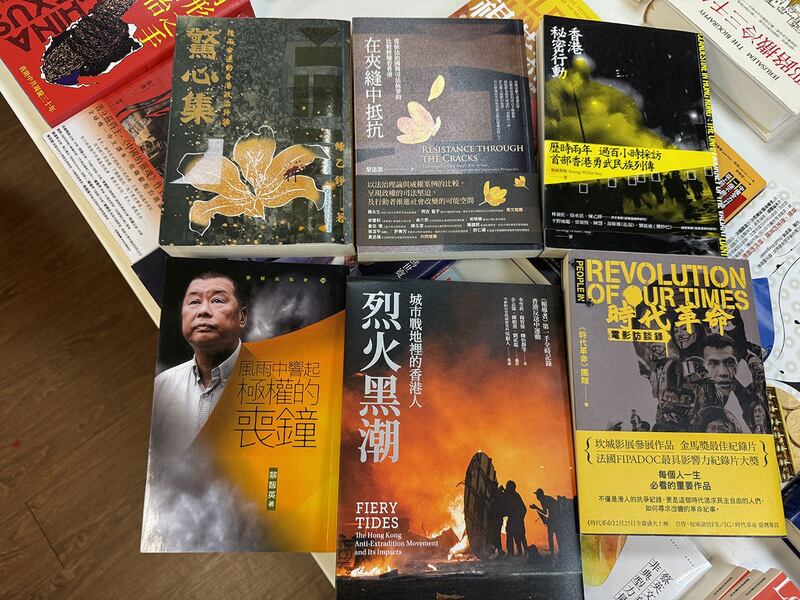 台湾铜锣湾书店陈列不少在香港的“禁书”。(记者 黄春梅摄)
