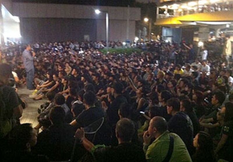 10月23日,港視員工發起的留守集會,持續第四晚,政府總部的公民廣場上,約有四百多人,不少是身穿黑色衣服到場聲援的市民。(粵語部記者林靜攝)