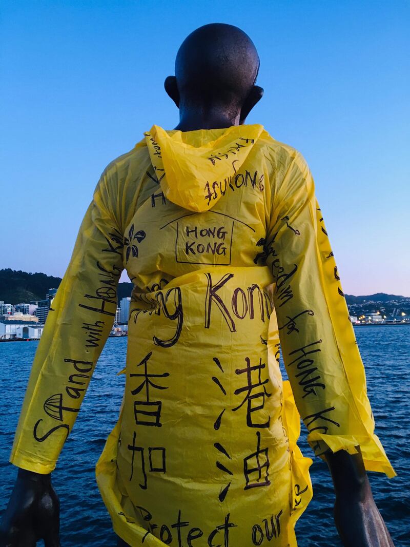 藏品包括穿上黃衣的惠靈頓著名《風中的慰藉》雕像照片，攝於2019年9月。（紐西蘭國家博物館提供）