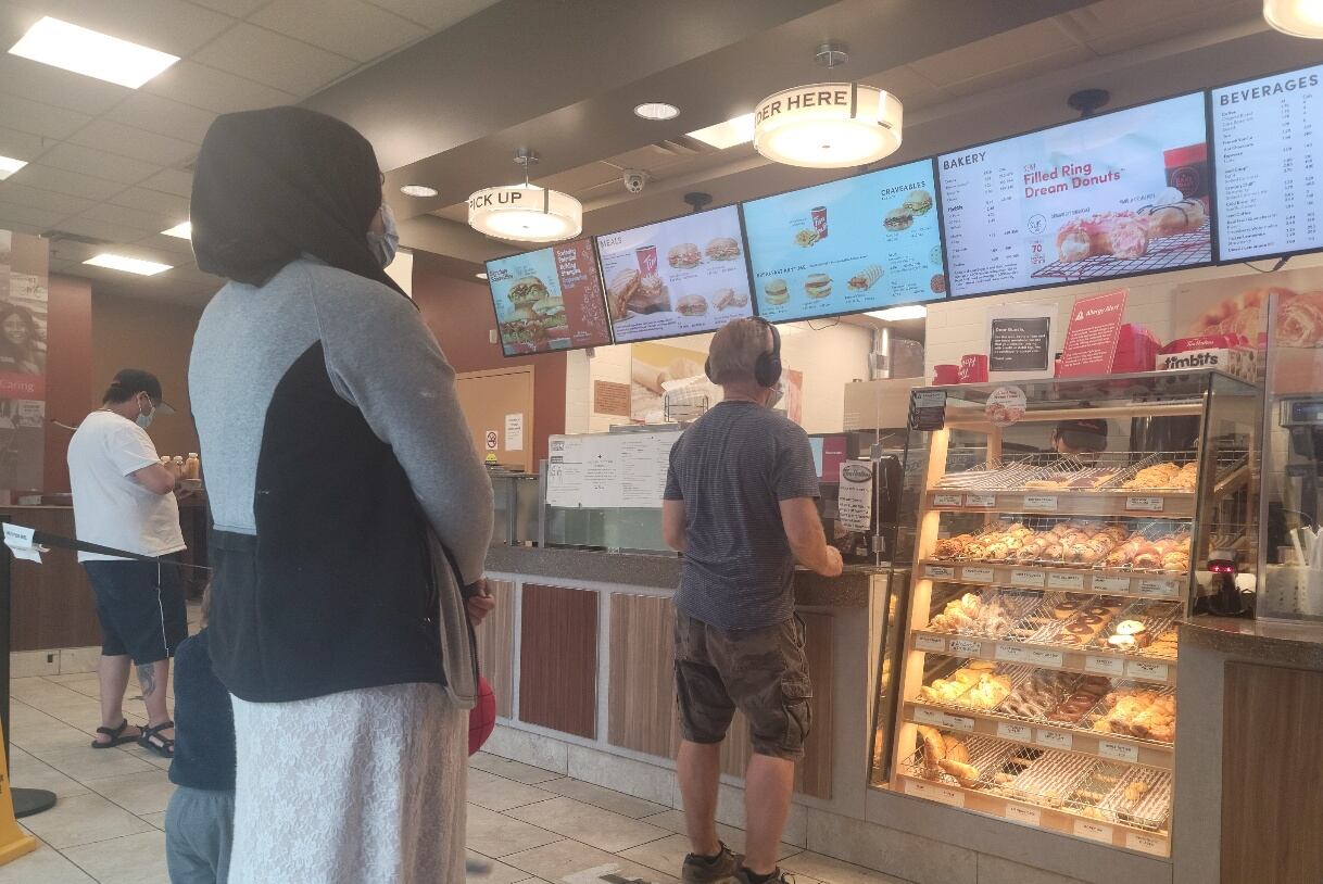 아침식사로 커피와 빵을 사고 있는 캐나다 사람들.