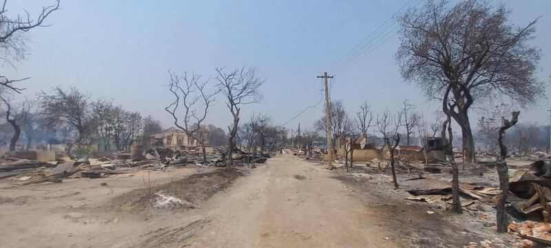 စစ်ကောင်စီတပ် မီးရှို့ဖျက်ဆီးခဲ့သဖြင့် မီးလောင်နေသည့် ဘုတလင်၊ ဆုံကုန်းကျေးရွာအား ၂၀၂၃ ခုနှစ်၊ မတ်လ ၂၅ ရက်နေ့က တွေ့ရစဉ်။ (Photo: Citizen Journalist)