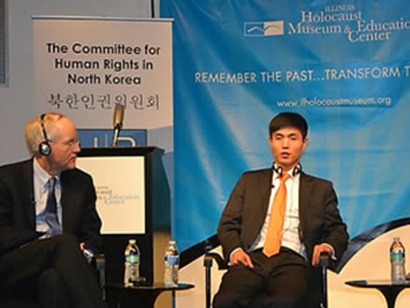미국 워싱턴DC에 기반을 둔 비정부기구(NGO) 북한인권위원회(HRNK)가 시카고 인근 스코키 시에 소재한 일리노이 홀로코스트박물관(IHMEC)에서 개최한 북한 인권 세미나에 토론 패널로 참석한 북한 정치범 수용소 출신 탈북자 신동혁(31)씨가 자신의 경험담을 이야기하고 있다. 