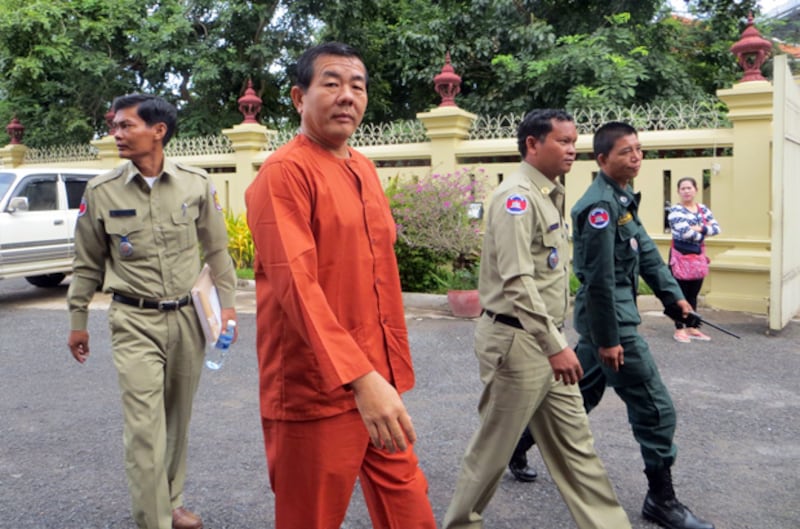 លោក ហេង ពៅ ត្រៀមចូលសវនាការនាតុលាការកំពូល។