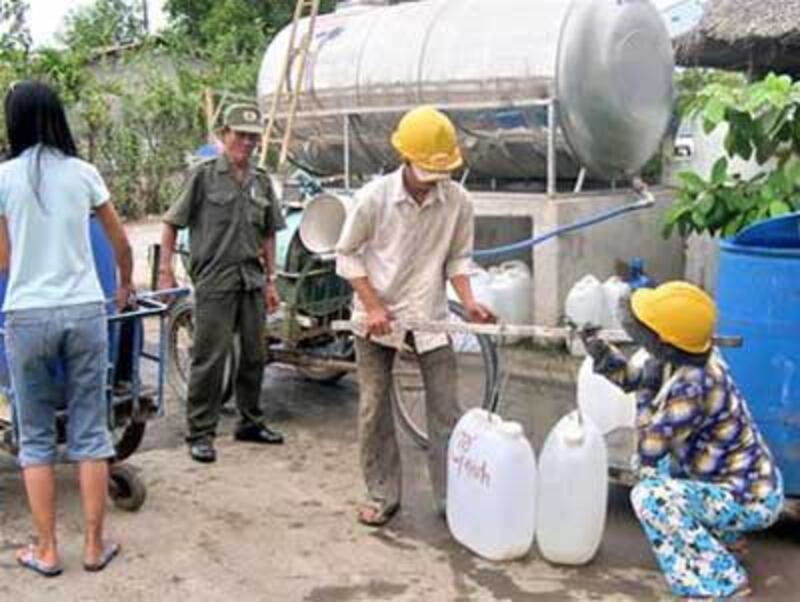 Người dân phải xếp hàng mua nước sạch về dùng