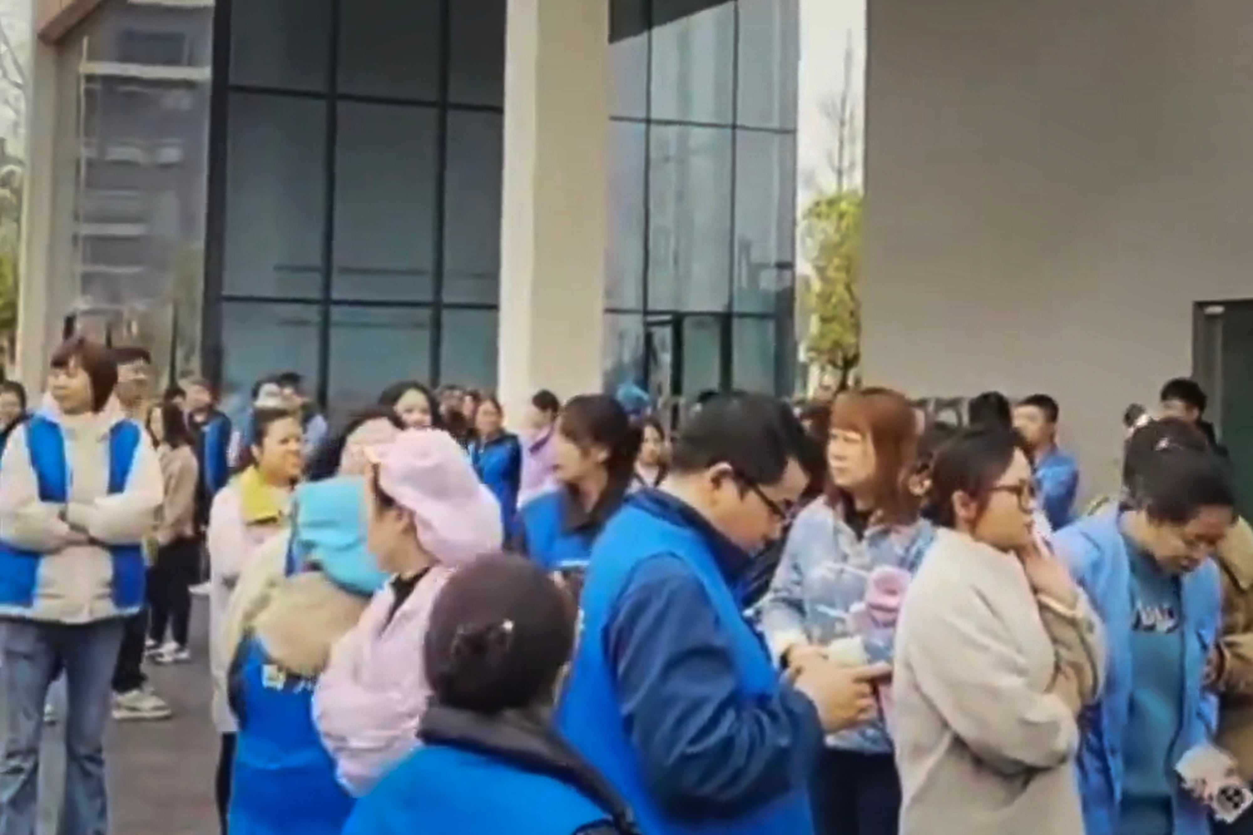 Công nhân nhà máy điện tử Shangda biểu tình ở thành phố Toại Ninh, Trung Quốc.