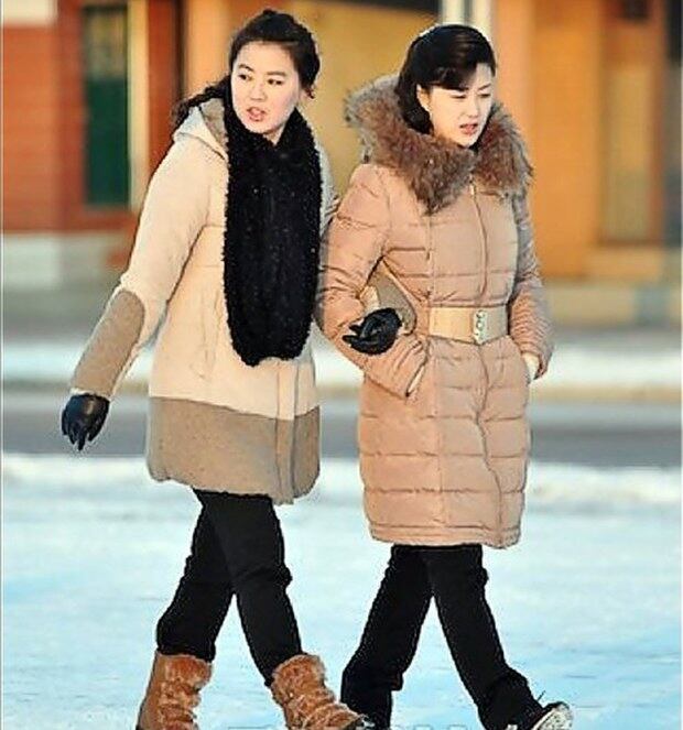 출근길의 젊은 여성 2명이 겨울 외투와 목도리, 장갑을 착용하고 팔짱을 낀 채 나란히 걷고 있다. 이들의 옷차림은 상당히 세련돼보인다.