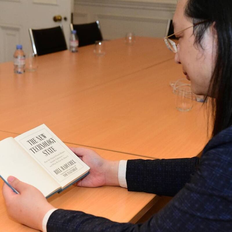 唐凤上周四(15日)曾在推特上载自己阅读一本关于图根达特著作的照。(唐凤推特截图)