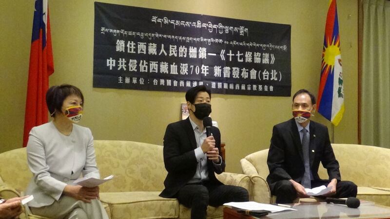 台湾立委范云(左至右)、林昶佐、达赖喇嘛驻台代表格桑坚参,2日在台湾立法院召开记者会,揭露十七条协议真相。(记者夏小华摄)