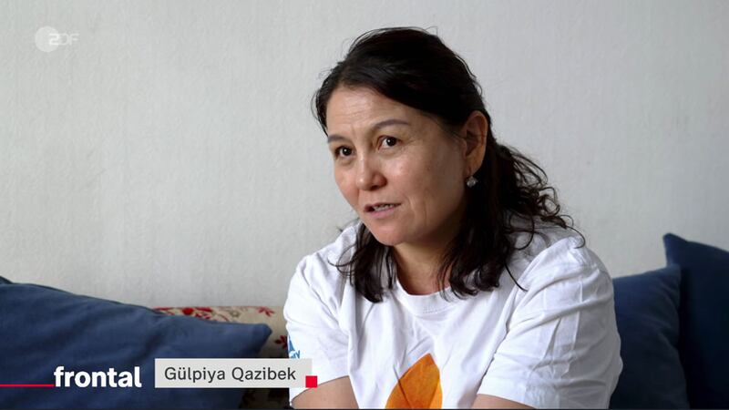 لاگېر شاھىتى گۈلپىيە قازىبېك ZDF قانىلىنىڭ زىيارىتىنى قوبۇل قىلىۋاتقان كۆرۈنۈش.