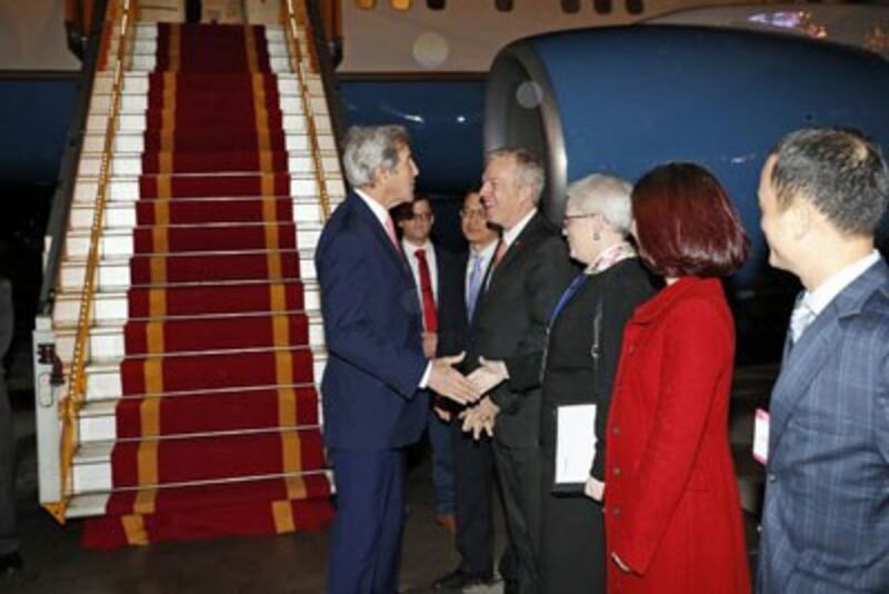 Ngoại trưởng Mỹ John Kerry (trái) được chào đón bởi Đại sứ Mỹ tại Việt Nam, Ted Osius tại sân bay Nội Bài, Hà Nội vào ngày 12 tháng một năm 2017. 