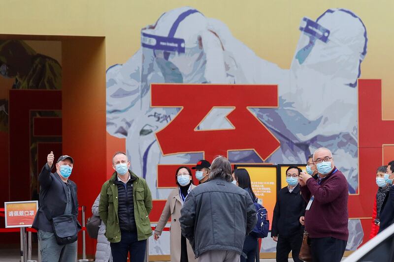 2020年1月30日，世卫新冠溯源团队专家在武汉被安排参观抗疫成就展，引起外界“能查到什么”的质疑。（路透社）