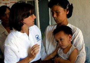 사진은 북한 남포병원에 있는 모자와 대화를 나누고 있는 WFP 관계자.