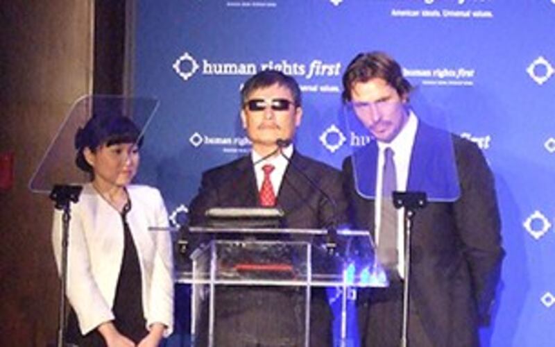 图片：陈光诚与贝尔（右）在颁奖典礼上。（记者紫荆提供）