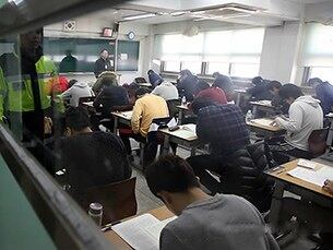 취업난이 심각한 가운데 9일 오전 서울 은평구 충암고등학교에서 2013년 1차 경찰공무원(순경) 공개채용 응시자들이 필기시험을 치르고 있다.