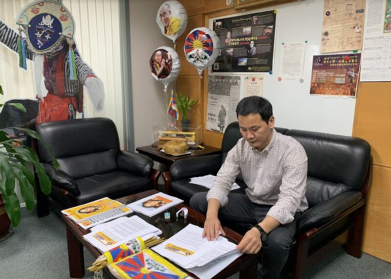 藏人行政中央台灣代表處向台灣立法委員及多國駐台使館發出資料介紹中國插手班禪轉世制度、11世班禪失蹤情況等內容。還包括一些西藏書籍和國旗等。（藏人行政中央台灣代表處提供 / 拍攝日期不詳）