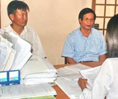Anh Nguyễn Lam Sơn trong lần nộp đơn khiếu kiện Vedan ở Tòa án huyện Long Thành trước đây. Photo courtesy of phapluat.com.vn